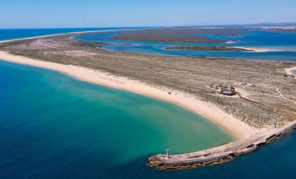 Praia com a água mais quente de Portugal 11 km de silêncio e sossego