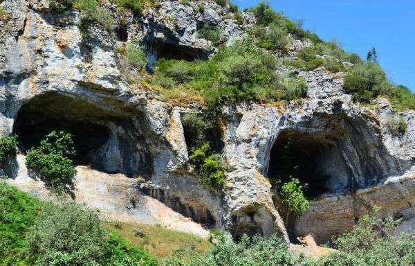 Fica a 70 km de Aveiro o vale cheio de buracos são pequenas grutas