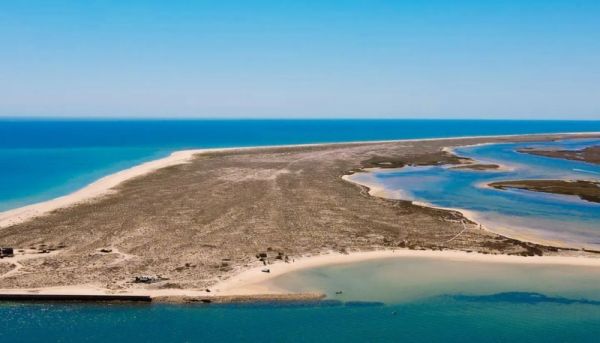 Tem 11 km é a praia com água mais quente de Portugal